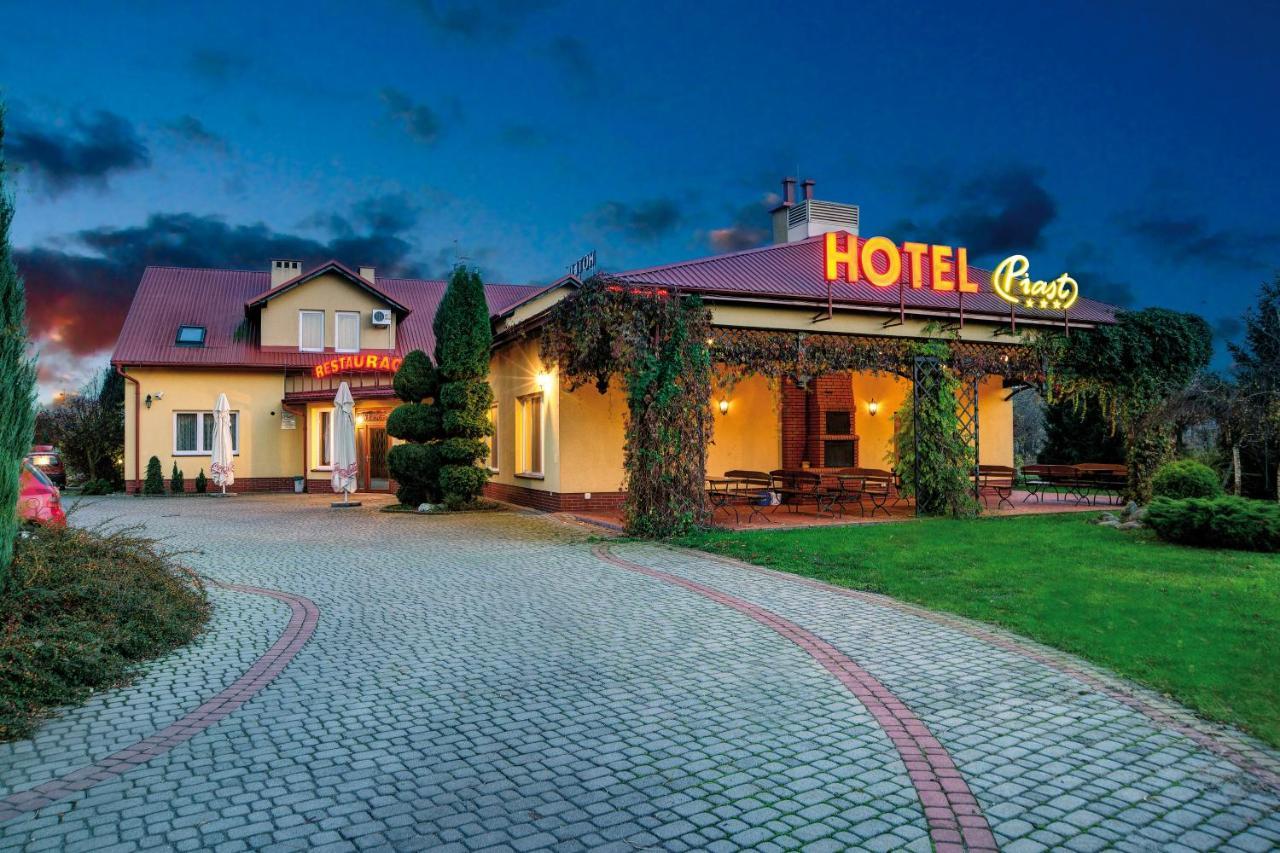 Hotel "Piast" Тучапи Екстер'єр фото